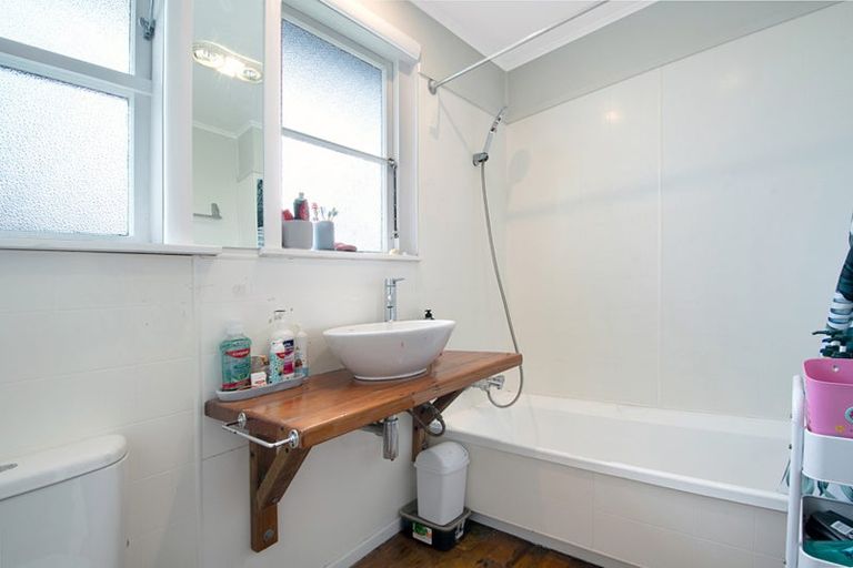 Photo of property in 30 Norcross Avenue, Henderson, Auckland, 0612