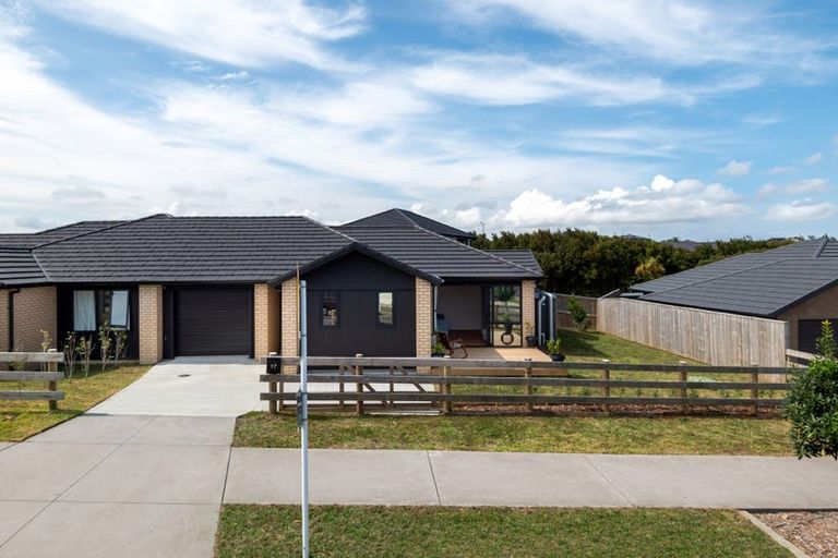 Photo of property in 17 Omahuru Road, Glenbrook, 2681