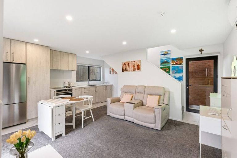 Photo of property in 2/19 Karamu Street, Te Atatu Peninsula, Auckland, 0610