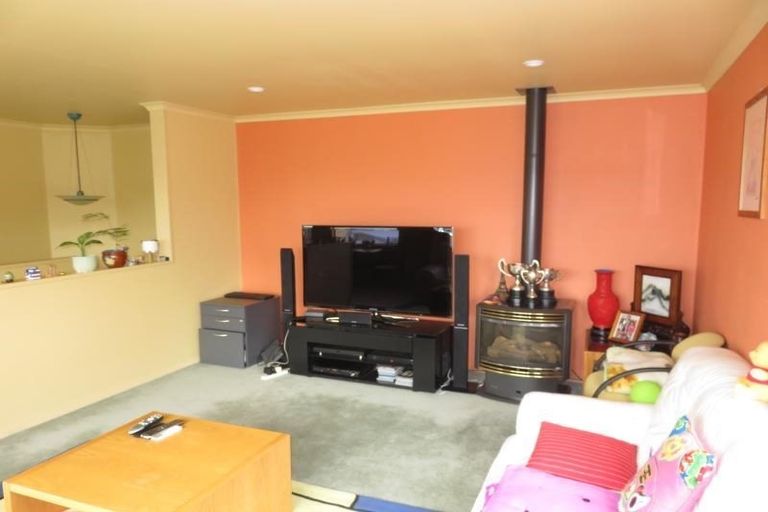 Photo of property in 12 Domett Street, Newlands, Wellington, 6037