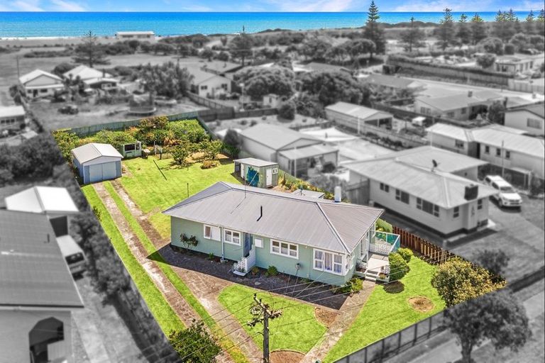 Photo of property in 15 Karaka Street, Castlecliff, Whanganui, 4501