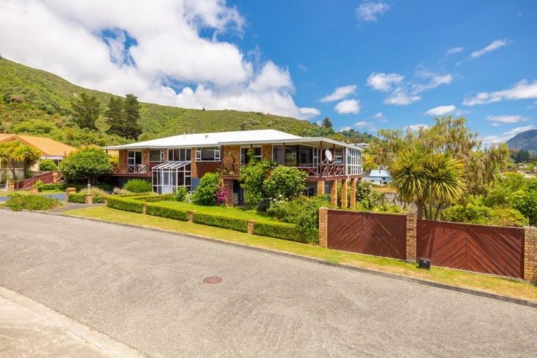 Photo of property in 12 Matai Place, Waikawa, Picton, 7220