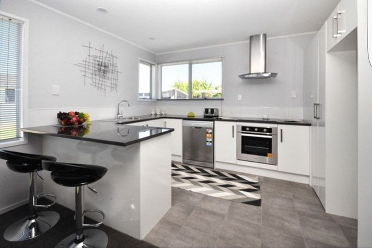 Photo of property in 404 Roscommon Road, Clendon Park, Auckland, 2103