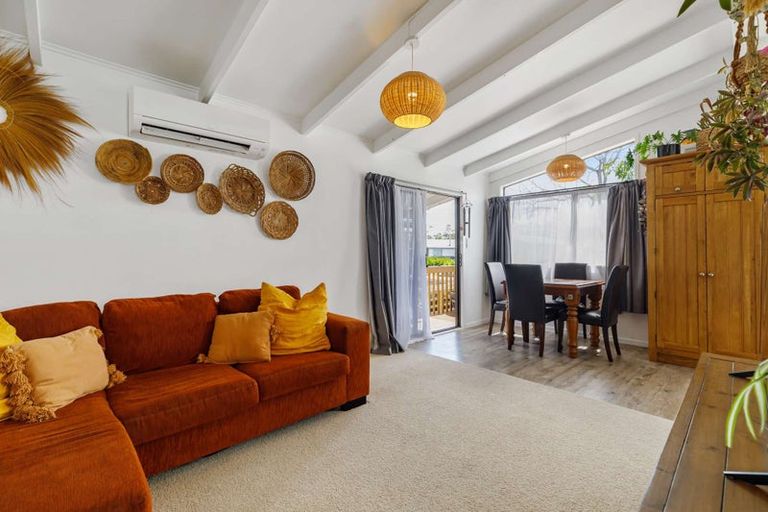 Photo of property in 16 Te Moau Avenue, Parakai, 0830