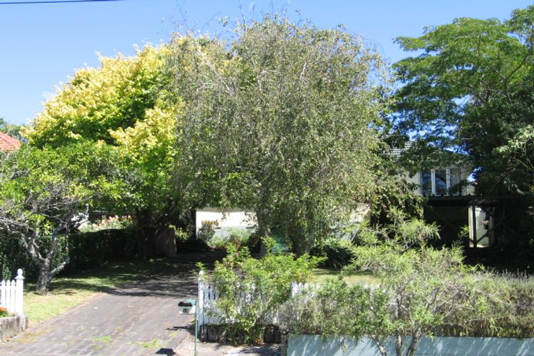 Photo of property in 2/10 Aorangi Place, Birkenhead, Auckland, 0626