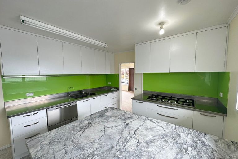 Photo of property in 37 Knightsbridge Drive, Forrest Hill, Auckland, 0620