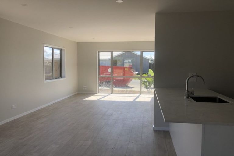Photo of property in 18 Papa Orchard Drive, Kumeu, 0810