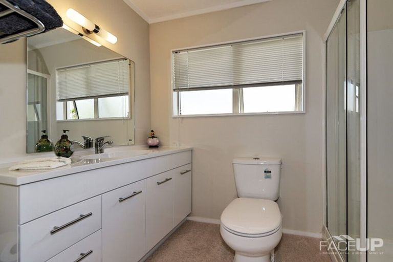 Photo of property in 9 Harbour Lights Close, West Harbour, Auckland, 0618