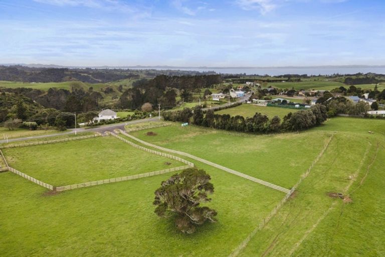 Photo of property in 2586 Awhitu Road, Awhitu, 2684