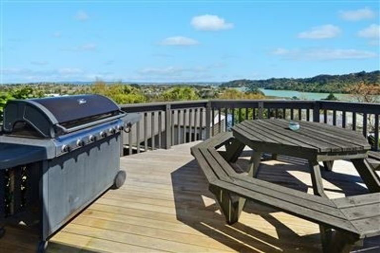 Photo of property in 1/14 Gillan Place, Bayview, Auckland, 0629