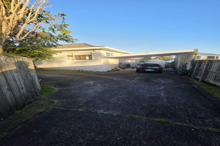 Photo of property in 2/4 Valley View Road, Glenfield, Auckland, 0629