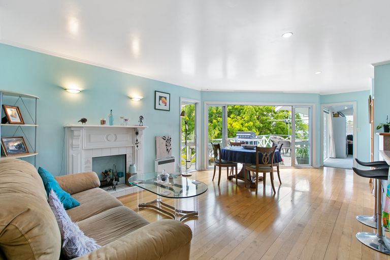 Photo of property in 1/14 Kiteroa Terrace, Rothesay Bay, Auckland, 0630