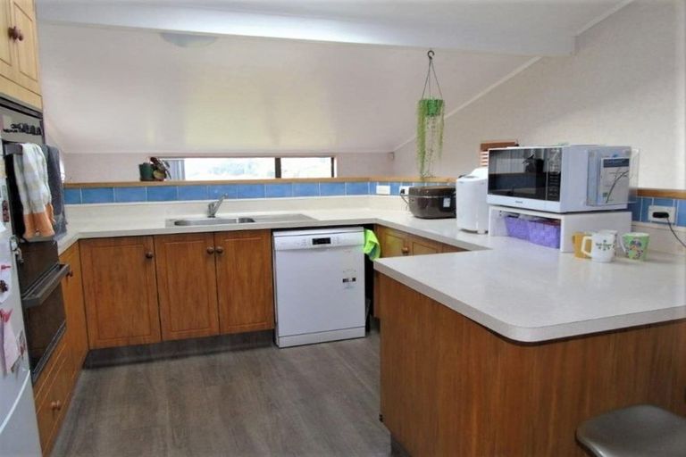 Photo of property in 80 Victory Crescent, Tawa, Wellington, 5028