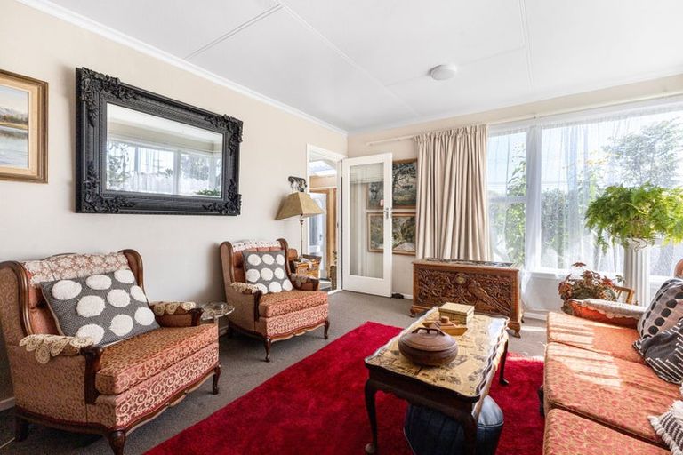 Photo of property in 8 Omata Road, Westown, New Plymouth, 4310