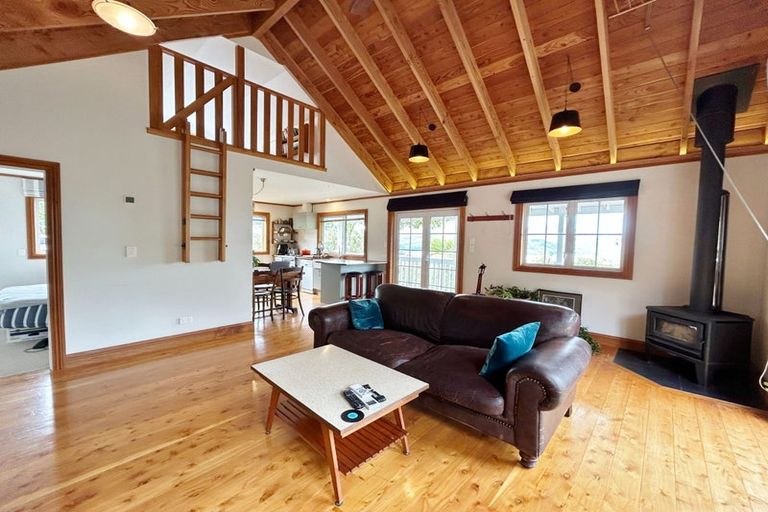 Photo of property in 33 Cornwall Road, Lyttelton, 8082