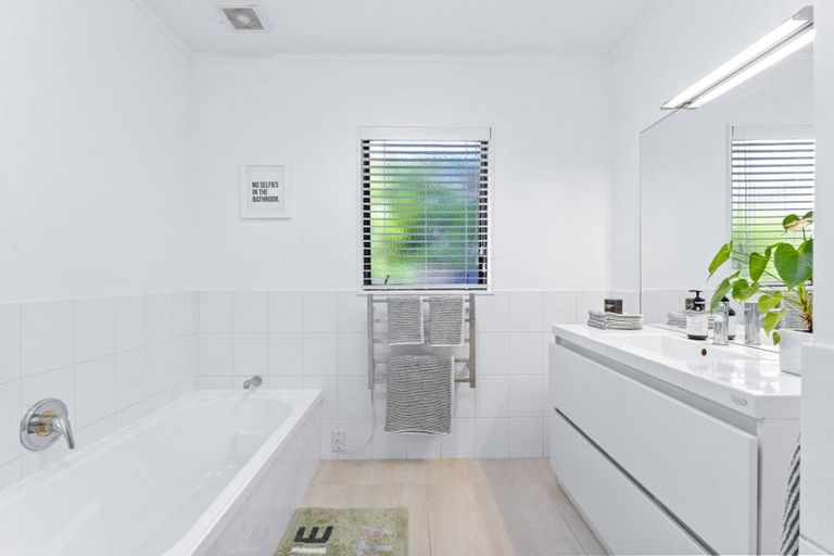 Photo of property in 2/93 Churchill Road, Murrays Bay, Auckland, 0630