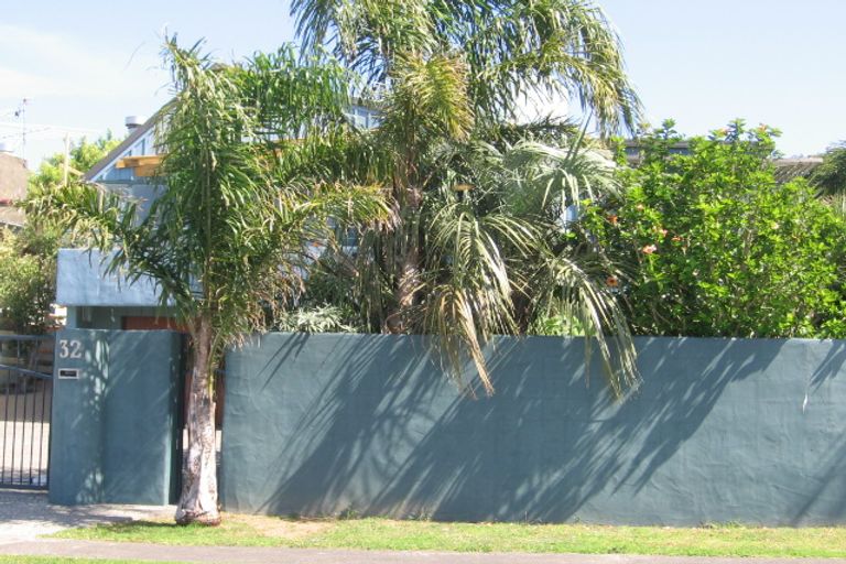 Photo of property in 32 Churchill Road, Murrays Bay, Auckland, 0630