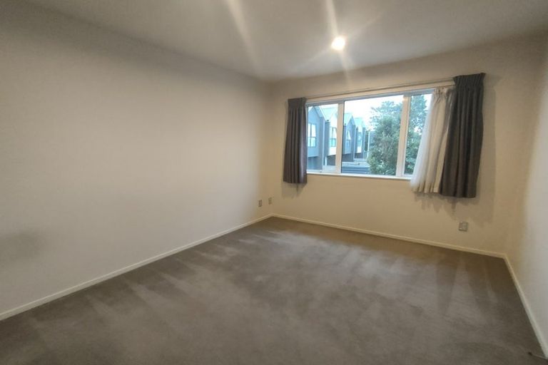 Photo of property in 6b Gossamer Drive, Pakuranga Heights, Auckland, 2010