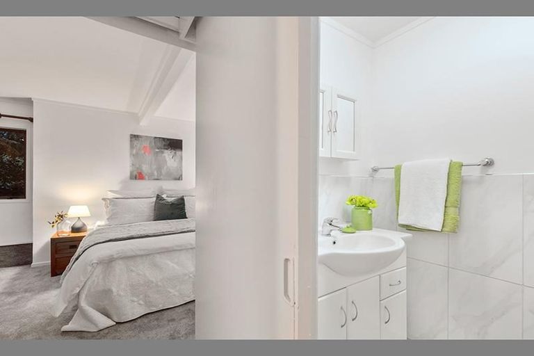 Photo of property in 40 Valley View Road, Glenfield, Auckland, 0629