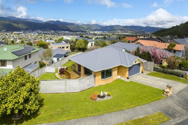 Photo of property in 3 Ormrod Grove, Riverstone Terraces, Upper Hutt, 5018