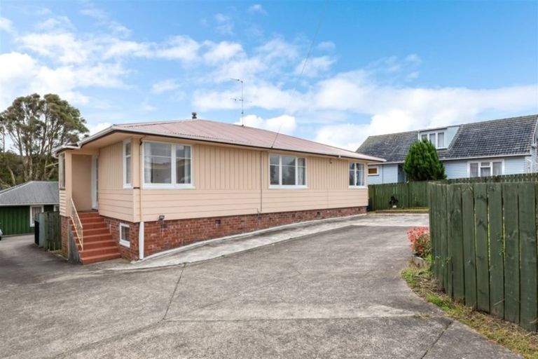 Photo of property in 87 Godley Road, Green Bay, Auckland, 0604