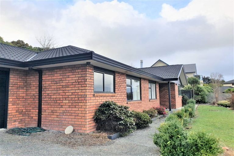 Photo of property in 6 Ormrod Grove, Riverstone Terraces, Upper Hutt, 5018
