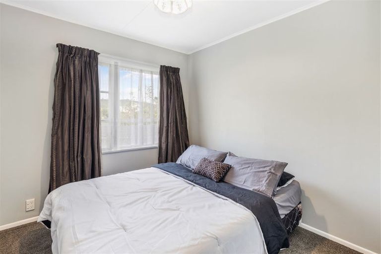 Photo of property in 104 Stewart Drive, Newlands, Wellington, 6037