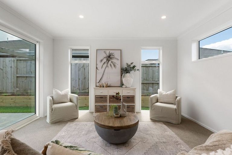 Photo of property in 11 Hammick Crescent, Pyes Pa, 3112