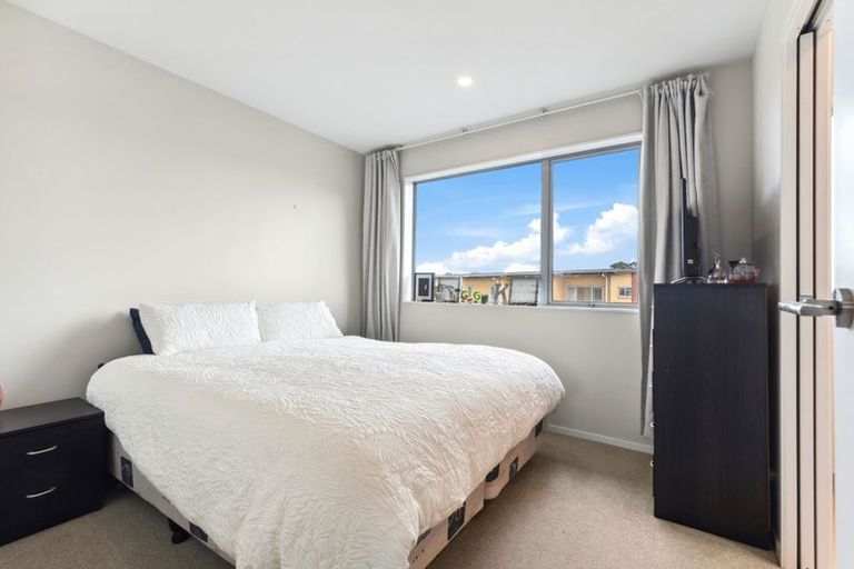 Photo of property in 24/11 Ray Small Drive, Papakura, 2110