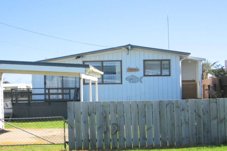 Photo of property in 13 Andresen Street, Foxton Beach, Foxton, 4815