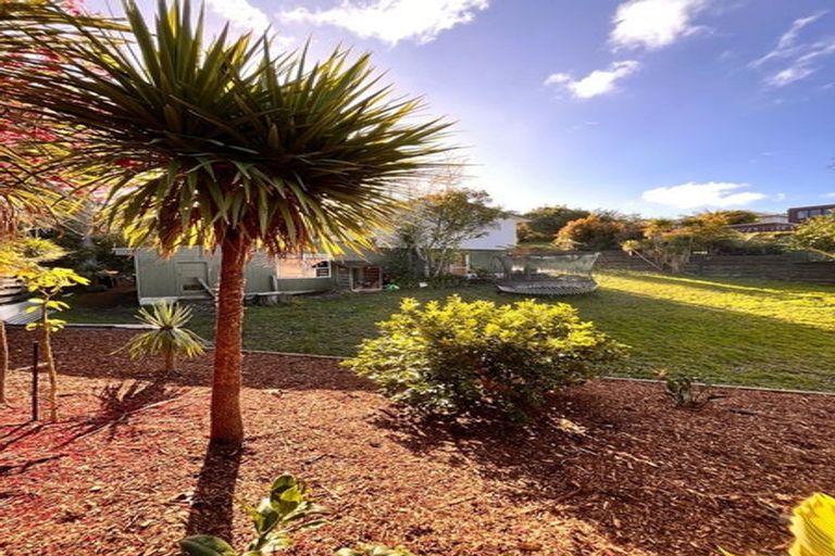 Photo of property in 11a De Val Drive, Titirangi, Auckland, 0604