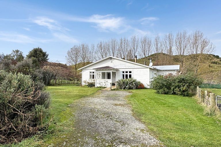 Photo of property in 2096 Rangiwahia Road, Rangiwahia, Kimbolton, 4774