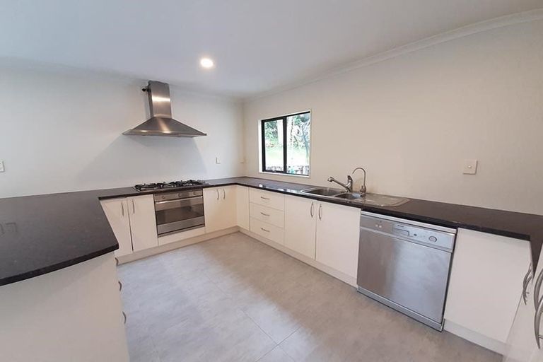 Photo of property in 17 Crimson Park, Oteha, Auckland, 0632