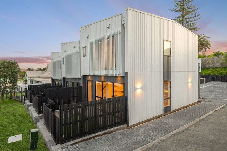 Photo of property in 1/18 Handley Avenue, Narrow Neck, Auckland, 0624