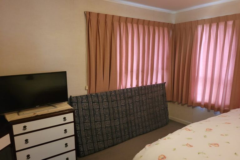 Photo of property in 15 Tiki Street, New Lynn, Auckland, 0600