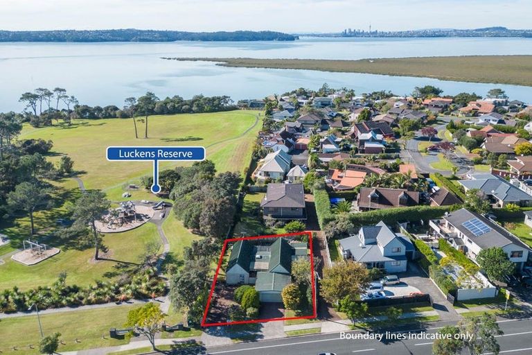 Photo of property in 102 Marina View Drive, West Harbour, Auckland, 0618