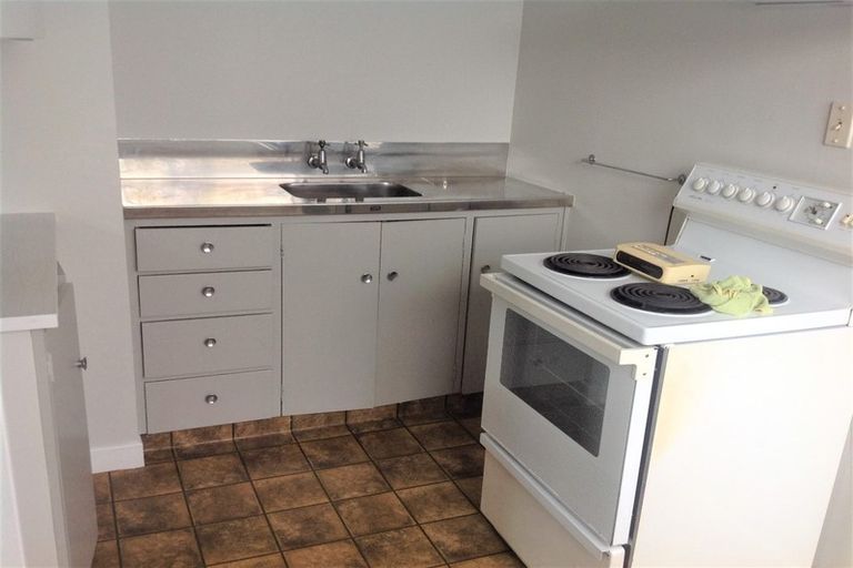 Photo of property in 15 Stamford Park Road, Mount Roskill, Auckland, 1041