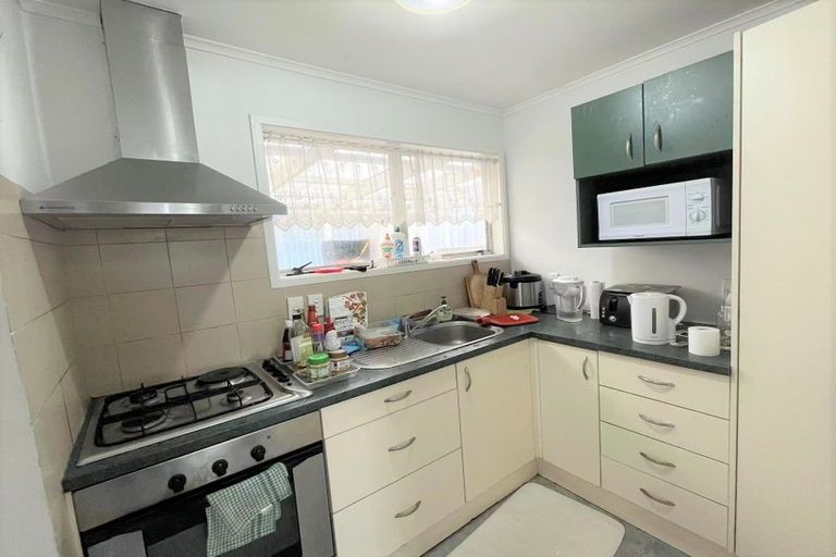 Photo of property in 90 Oreil Avenue, West Harbour, Auckland, 0618