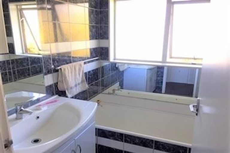 Photo of property in 5 Talavera Place, Te Atatu South, Auckland, 0602