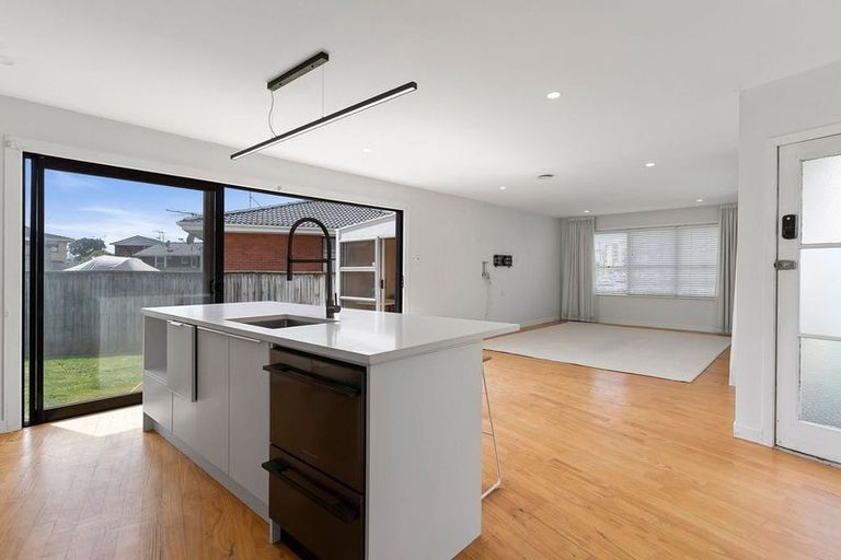 Photo of property in 73 Dale Crescent, Pakuranga, Auckland, 2010