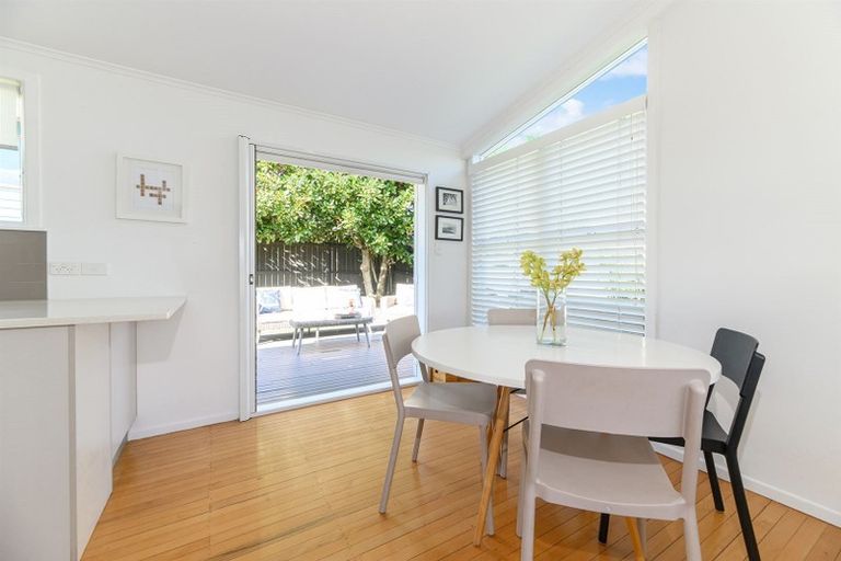 Photo of property in 1/48 Bond Crescent, Forrest Hill, Auckland, 0620