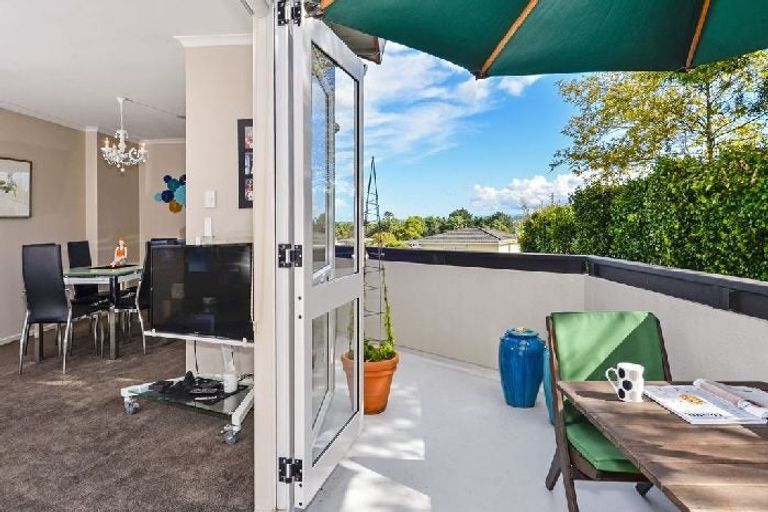Photo of property in 1/378 East Coast Road, Sunnynook, Auckland, 0630