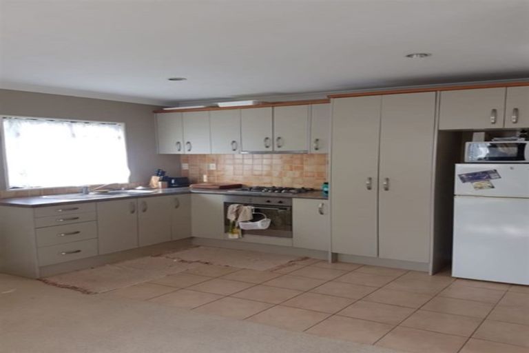 Photo of property in 38 Harbour View Road, Te Atatu Peninsula, Auckland, 0610