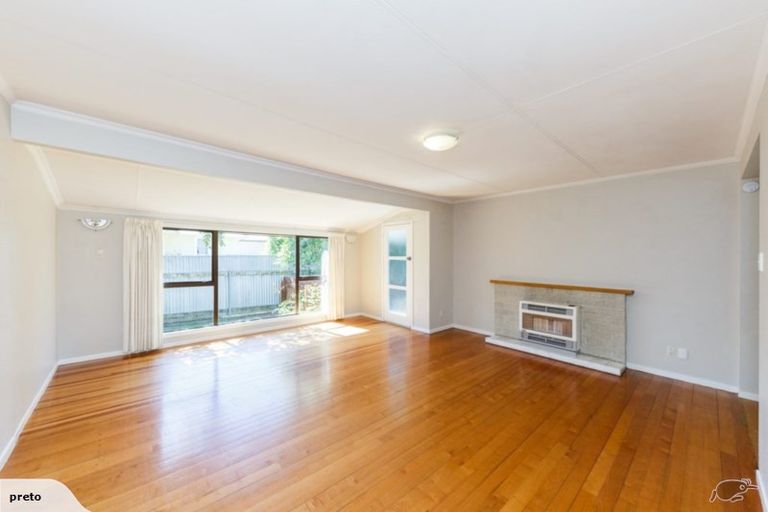 Photo of property in 10 Mokau Place, Terrace End, Palmerston North, 4410