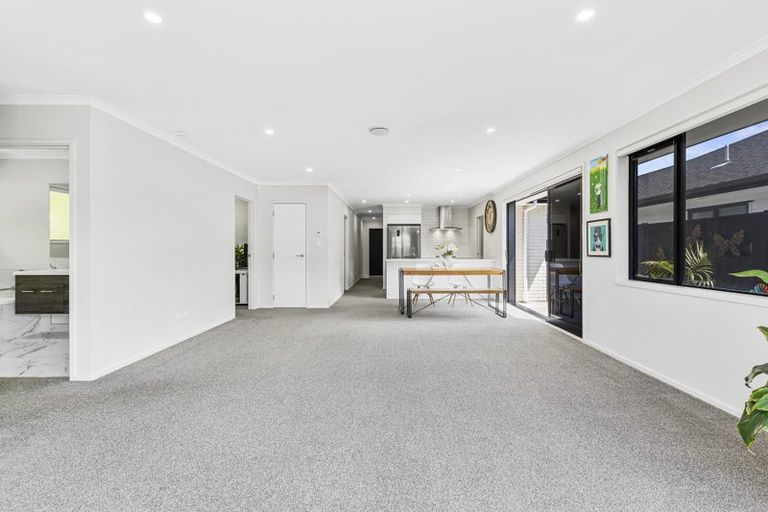 Photo of property in 4 Kriletich Drive, Kumeu, 0810