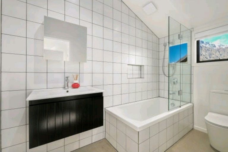 Photo of property in 4 Wanderer Lane, Jacks Point, Queenstown, 9371