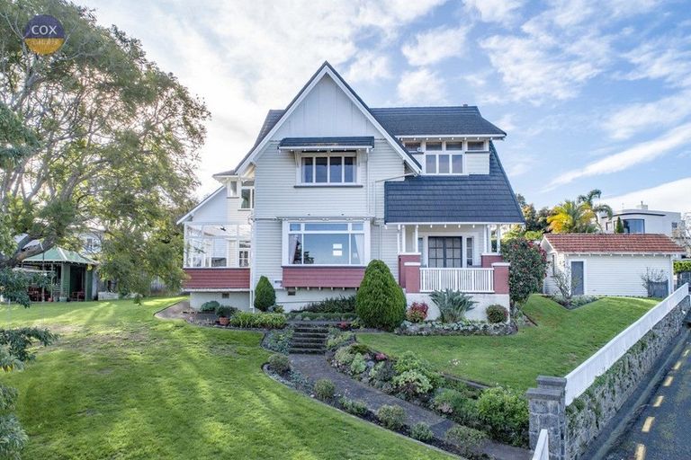 Photo of property in 2 Gladstone Road, Bluff Hill, Napier, 4110