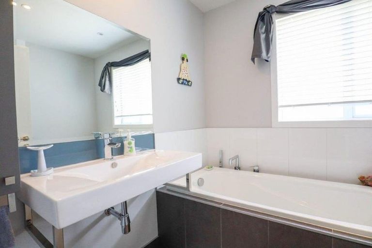 Photo of property in 1/88 Pah Road, Cockle Bay, Auckland, 2014