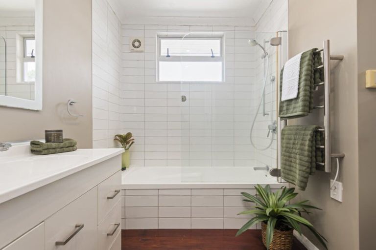 Photo of property in 6 Hughes Avenue, Hokowhitu, Palmerston North, 4410