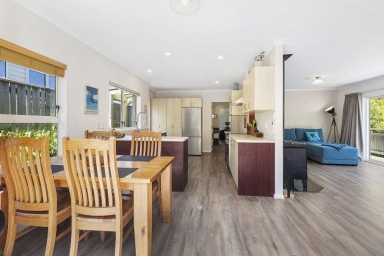 Photo of property in 2 Corlett Road, Plimmerton, Porirua, 5026